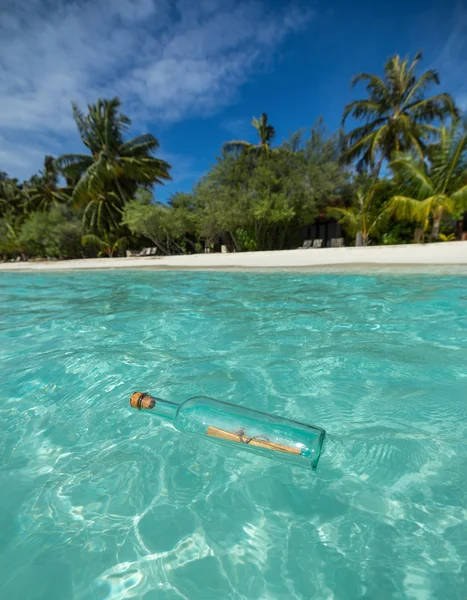 Μήνυμα σε ένα μπουκάλι ξεβράστηκε σε μια τροπική παραλία. — Φωτογραφία Αρχείου