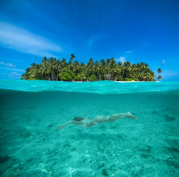 Donna che fa snorkeling in una laguna tropicale — Foto Stock