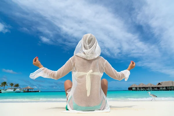 Strandvakantie. hete mooie vrouw genieten van uitzicht op strand op zoek — Stockfoto