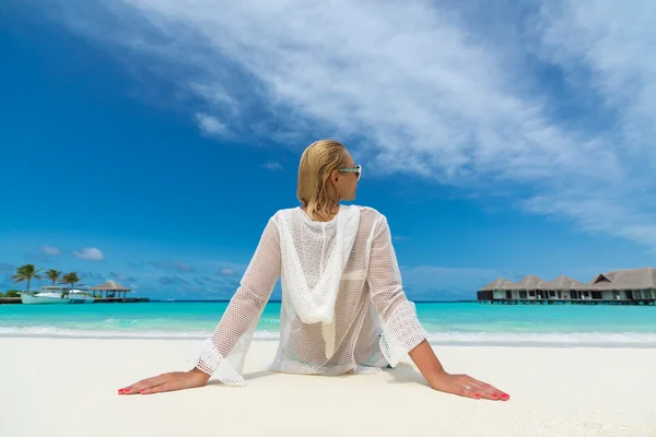 Vacaciones en playa. Mujer hermosa caliente disfrutando de la vista de la playa — Foto de Stock