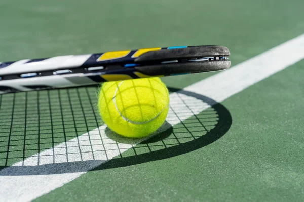Close up view of tennis racket and balls on the clay tennis court — Stock Photo, Image