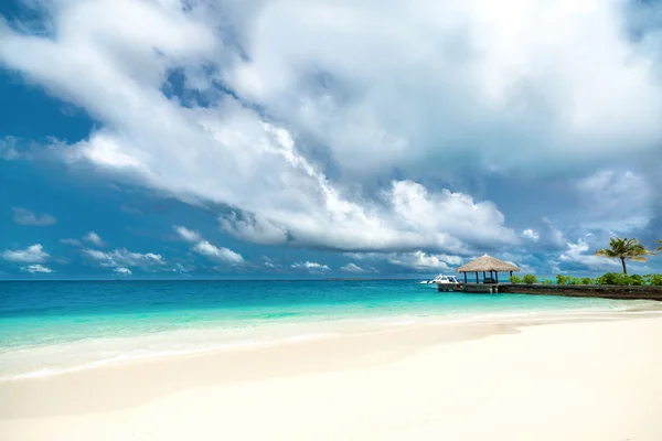 完美的热带岛屿天堂海滩马尔代夫 — 图库照片