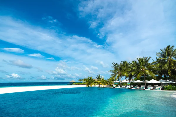 Perfecta isla tropical paraíso playa y piscina —  Fotos de Stock
