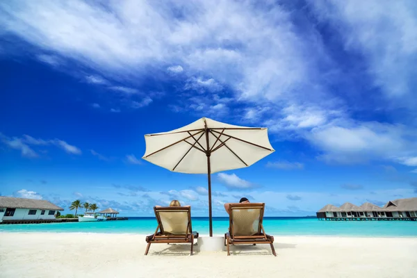 Coppia su una spiaggia tropicale alle Maldive — Foto Stock