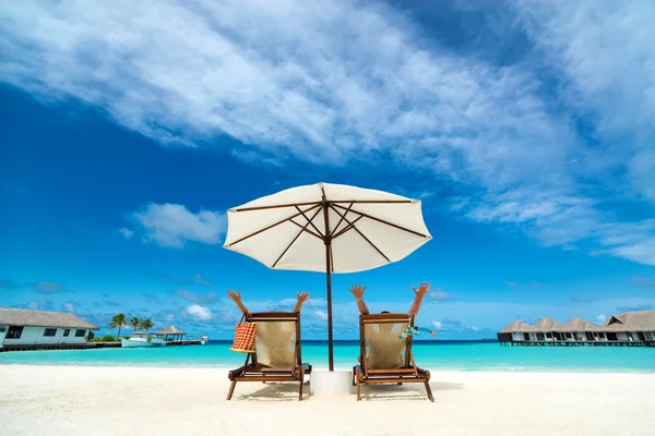 Pár na tropické pláži na Maledivy — Stock fotografie