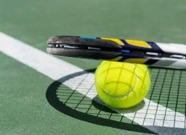 Kil tenis kortunda Tenis raket ve topları görünümü kadar yakın