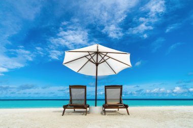 plaj tembel ve kum plaj şemsiyesi. dinlenme, rahatlama, tatil, spa, resort konsepti.