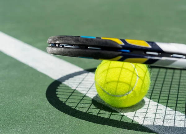 Close up view of tennis racket and balls on the clay tennis court — Stock Photo, Image