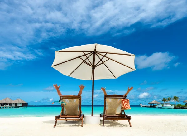 Couple on a tropical beach at Maldives — Stock Photo, Image