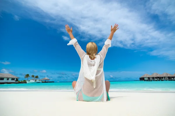 Vacanze al mare. Caldo bella donna godendo guardando vista di spiaggia — Foto Stock