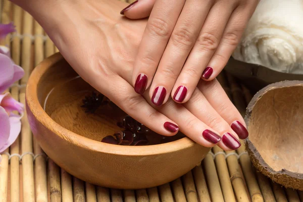 Mão cuidados e manicure no spa do salão — Fotografia de Stock