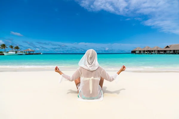 Strandsemester. varm vacker kvinna som njuter av att titta på utsikten över stranden — Stockfoto