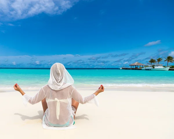 Vacanze al mare. Caldo bella donna godendo guardando vista di spiaggia — Foto Stock