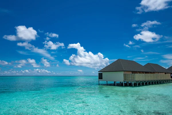Maldivler Bungalovları Olan Güzel Sahil — Stok fotoğraf