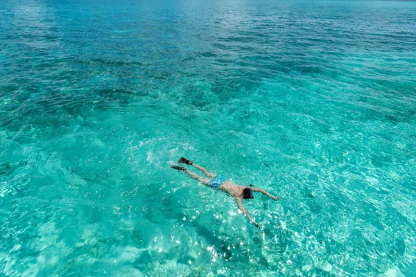 Homem Snorkeling Águas Tropicais Claras Frente Ilha Exótica — Fotografia de Stock