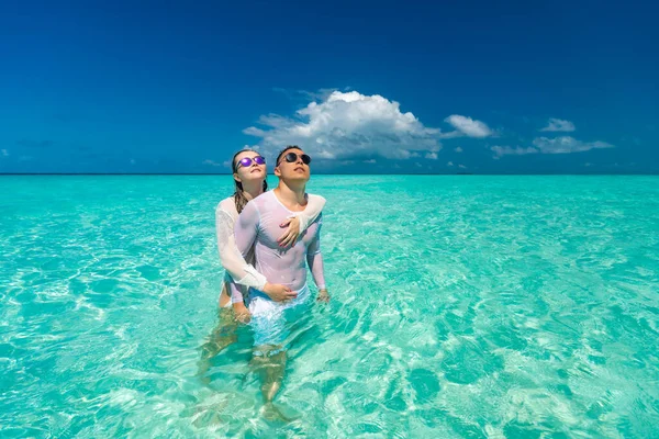 Joven Pareja Feliz Playa Tropical Las Vacaciones Verano —  Fotos de Stock