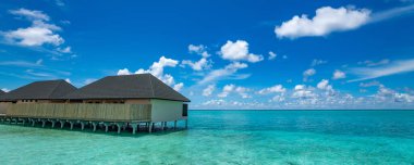 Maldivler 'de su bungalovları olan güzel sahil