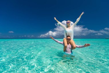 Yaz tatilinde tropikal plajda genç mutlu çift.