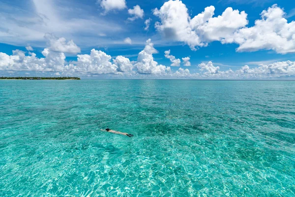 Mujer Haciendo Snorkel Aguas Tropicales Claras Frente Una Isla Exótica —  Fotos de Stock