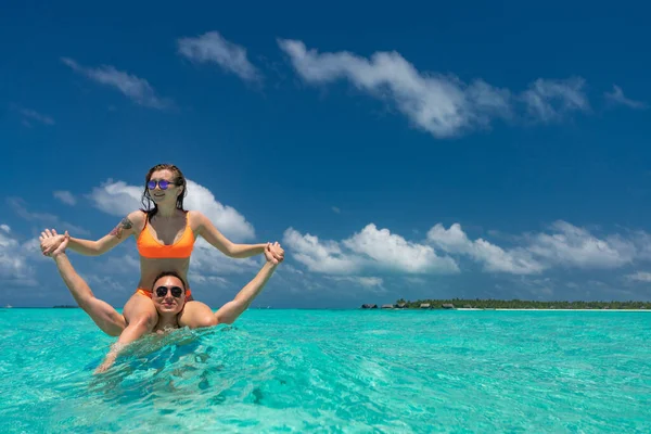 Giovane Coppia Felice Sulla Spiaggia Tropicale Vacanza Estiva — Foto Stock