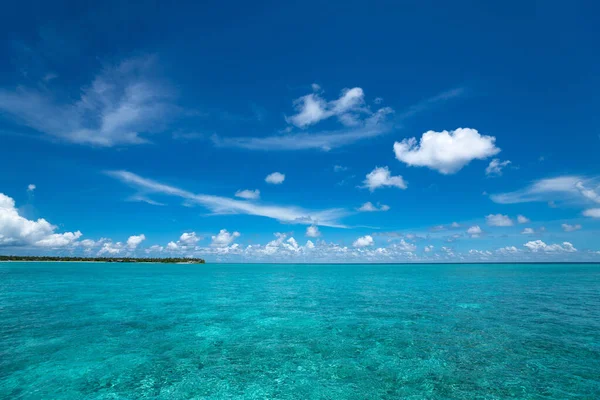 完美的热带岛屿天堂海滩 免版税图库照片