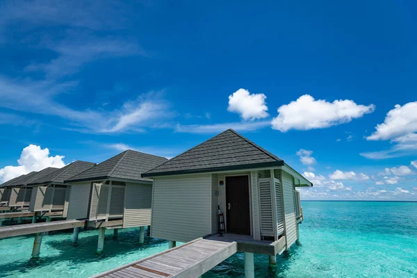 Schöner Strand Mit Wasserbungalows Auf Den Malediven Stockbild