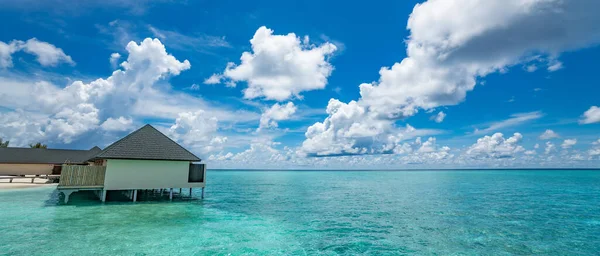 Belle Plage Avec Bungalows Eau Aux Maldives Photo De Stock