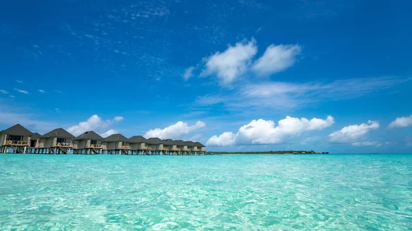 Bela Praia Com Bungalows Água Maldivas Imagem De Stock