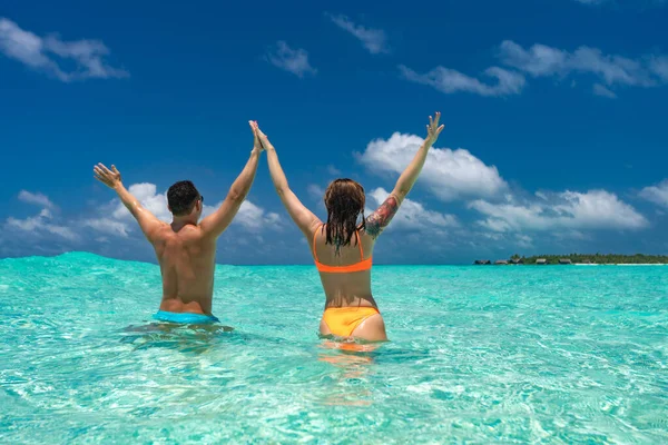 Молодая Счастливая Пара Тропическом Пляже Время Летних Каникул Лицензионные Стоковые Фото