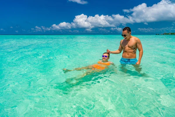Junges Glückliches Paar Tropischen Strand Sommerurlaub Stockbild