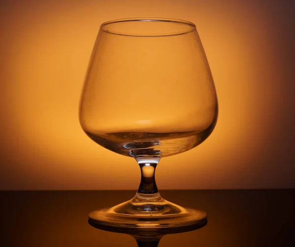 노란색 배경에 있는 투명 한 유리잔 — 스톡 사진