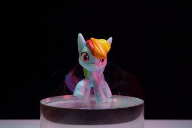 renkli oyuncak midilli atı cam silindirde renk arkaplanı