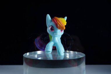 renkli oyuncak midilli atı cam silindirde renk arkaplanı