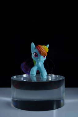 renkli oyuncak midilli atı cam silindirde renk arkaplanı