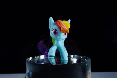 renkli oyuncak midilli atı cam silindirde renk arkaplanı