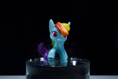 renkli oyuncak midilli atı cam silindirde renk arkaplanı