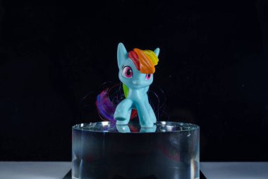 renkli oyuncak midilli atı cam silindirde renk arkaplanı