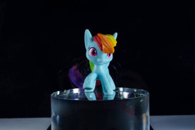 renkli oyuncak midilli atı cam silindirde renk arkaplanı