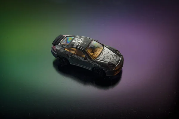 Alter Retro Zerkratzter Modellsportwagen Auf Dem Hintergrund — Stockfoto
