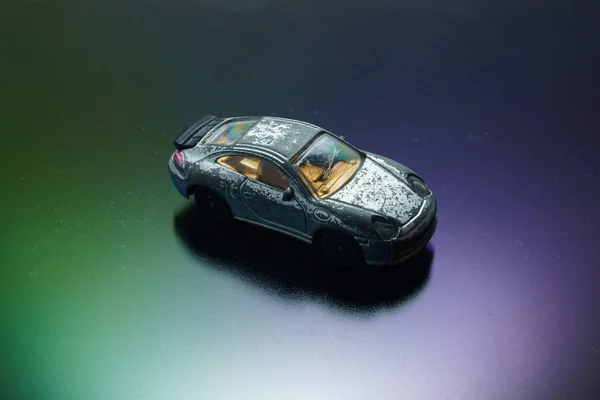 Alter Retro Zerkratzter Modellsportwagen Auf Dem Hintergrund — Stockfoto