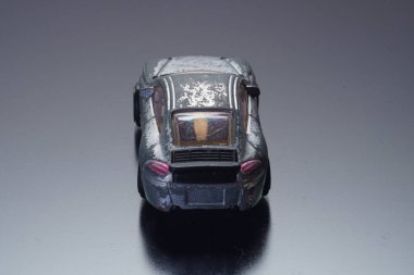 Arka planda eski kazınmış model spor araba.