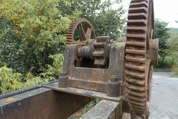 Viejo mecanismo mecánico de engranajes de metal en la presa abandonada — Foto de Stock