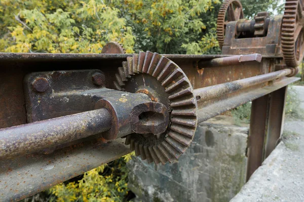 Altes mechanisches Metallgetriebe auf dem verlassenen Damm — Stockfoto
