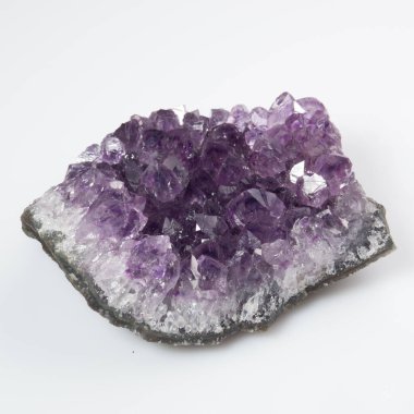 Beyaz zemin üzerinde doğal menekşe ametist druse kümesi