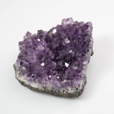 Beyaz zemin üzerinde doğal menekşe ametist druse kümesi