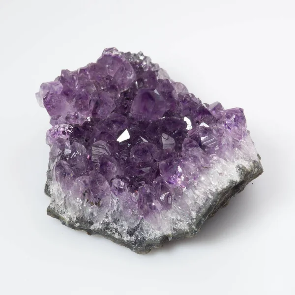 Beyaz zemin üzerinde doğal menekşe ametist druse kümesi