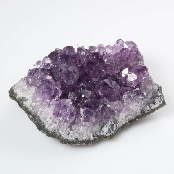 Beyaz zemin üzerinde doğal menekşe ametist druse kümesi