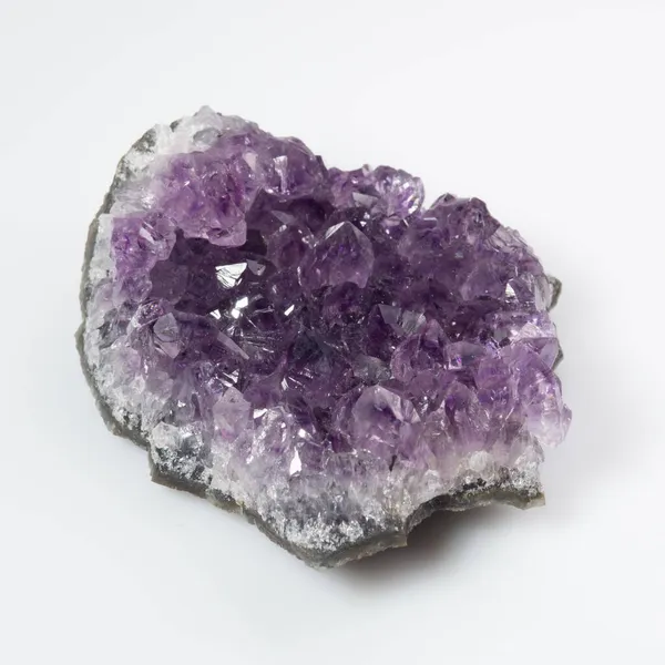 Beyaz zemin üzerinde doğal menekşe ametist druse kümesi