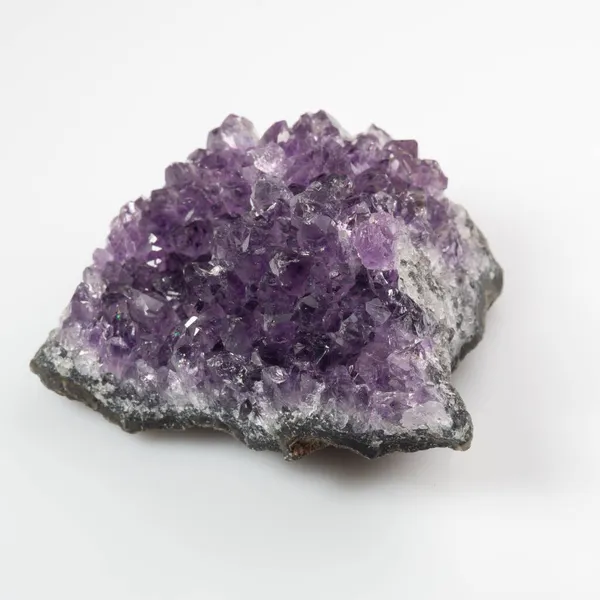 Beyaz zemin üzerinde doğal menekşe ametist druse kümesi