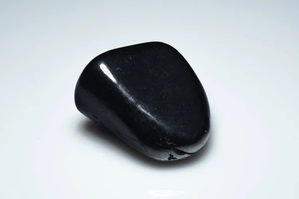 背景上的天然黑色重晶石角砾岩 — 图库照片